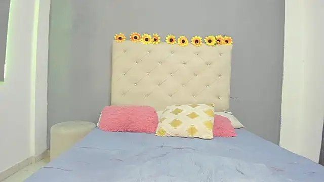 Snapshot of violetasimonz chatting on March 15, 2025, 4:54 pm violetasimonz online show from March 15, 2025, 4:54 pm