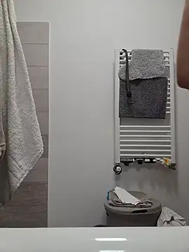 Snapshot of ToplessDragon@xh chatting on April 13, 2026, 9:42 pm ToplessDragonxh online show from April 13, 2026, 9:42 pm