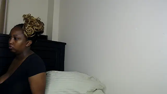 NIKKIE LOVE online show from February 5, 2026, 11:20 pm