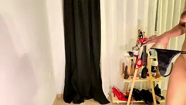 Snapshot of Nisha2708 chatting on December 31, 2024, 8:23 pm Nisha2708 online show from December 31, 2024, 8:23 pm