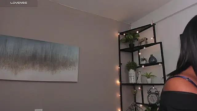 Briana Wells  online show from April 24, 2026, 12:29 pm