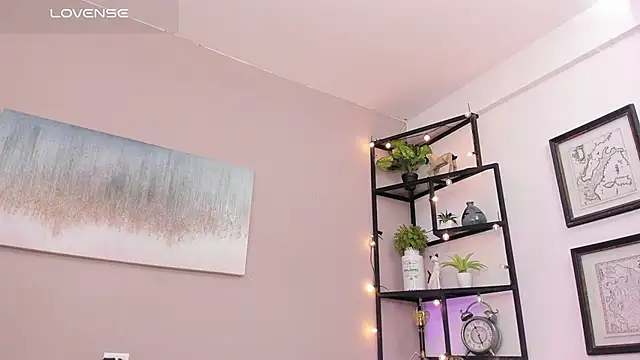 Briana Wells  online show from April 25, 2026, 1:41 pm