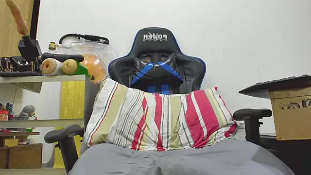 Snapshot of hugeeblackcock chatting on November 8, 2025, 7:23 pm hugeeblackcock online show from November 8, 2025, 7:23 pm