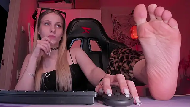 Anna Fink online show from April 22, 2026, 9:05 pm