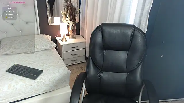 Snapshot of LiaVillalobos chatting on October 18, 2025, 1:45 pm LiaVillalobos online show from October 18, 2025, 1:45 pm