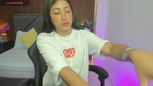 isabella thomsonp online show from January 13, 2025, 7:31 pm