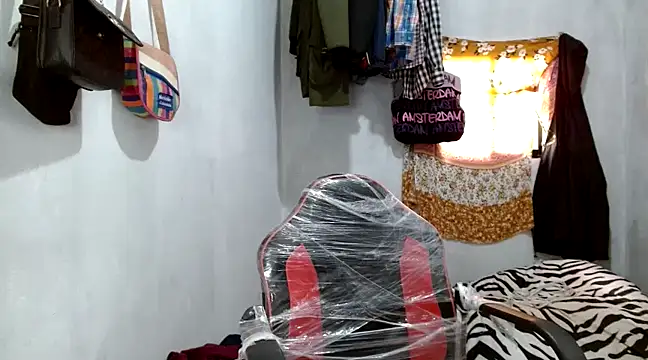 angelamarie1 online show from March 11, 2025, 1:23 pm