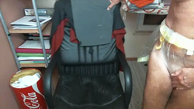 Snapshot of olibrius71 chatting on October 19, 2025, 9:37 pm olibrius71 online show from October 19, 2025, 9:37 pm