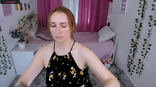 Snapshot of Karinella_x chatting on May 7, 2026, 3:50 pm Karinella x online show from May 7, 2026, 3:50 pm