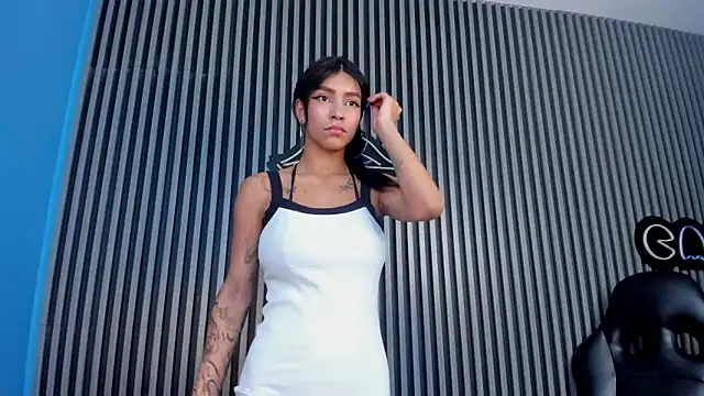 LauraAristizabal online show from March 22, 2025, 6:58 pm