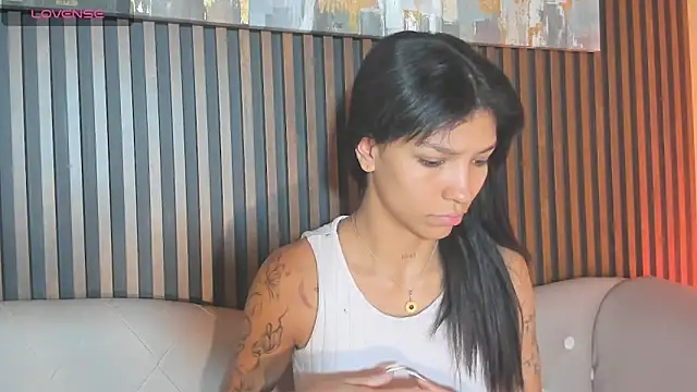 LauraAristizabal online show from October 5, 2025, 12:36 pm