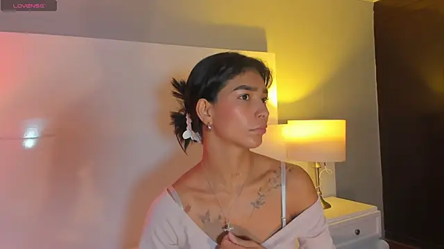 LauraAristizabal online show from February 22, 2026, 12:58 pm