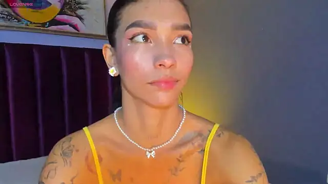 LauraAristizabal online show from April 3, 2026, 12:36 pm