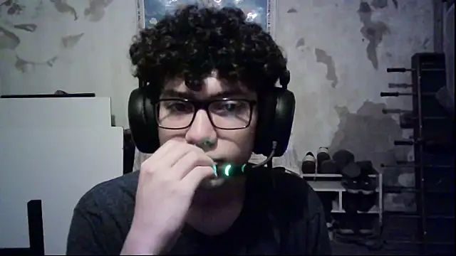 Snapshot of Emv2 chatting on February 18, 2026, 2:40 am Emv2 online show from February 18, 2026, 2:40 am