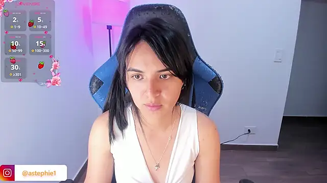 Miss Nicole online show from November 14, 2025, 9:02 pm