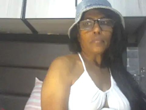 Snapshot of MsAttitude chatting on April 22, 2026, 7:33 am MsAttitude online show from April 22, 2026, 7:33 am