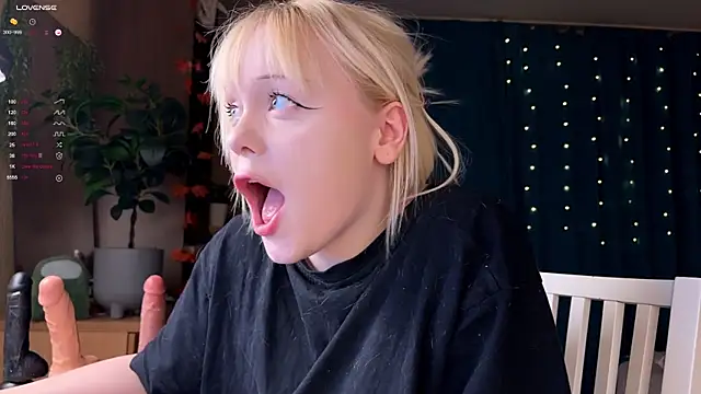 LisaLaas online show from November 22, 2025, 8:52 pm