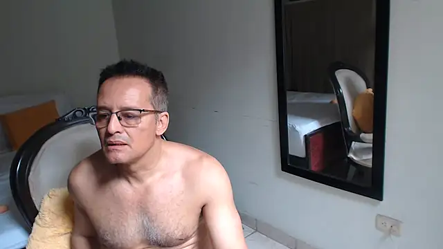 Snapshot of Daddyhot_Alejo chatting on June 4, 2026, 4:13 pm Daddyhot Alejo online show from June 4, 2026, 4:13 pm