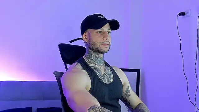  jamesleandros1 online show from June 14, 2026, 10:34 pm