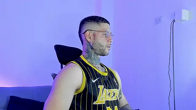 jamesleandros1 online show from June 19, 2026, 10:02 pm