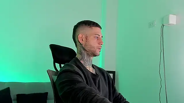 jamesleandros1 online show from July 4, 2026, 2:56 pm