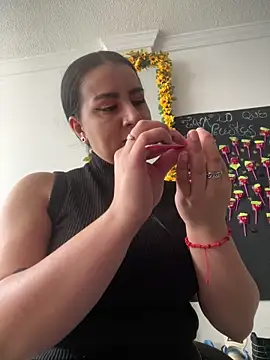 Abril Luv online show from October 1, 2025, 12:44 pm