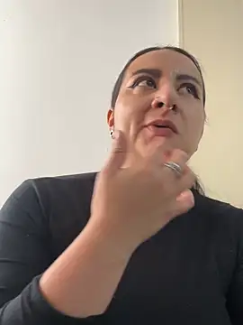 Abril Luv online show from February 23, 2026, 1:19 pm