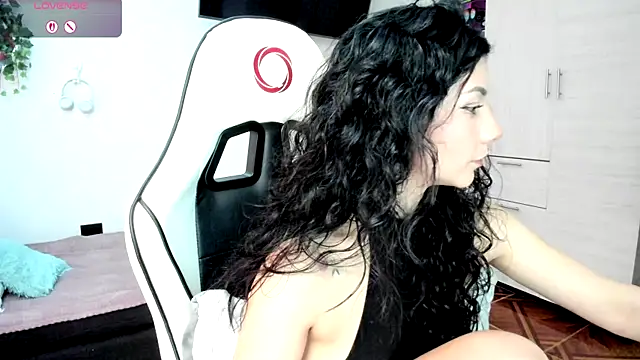 Gisell1501997 online show from April 26, 2026, 4:26 pm