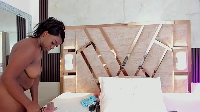 Athenea Mills online show from October 24, 2025, 6:48 pm