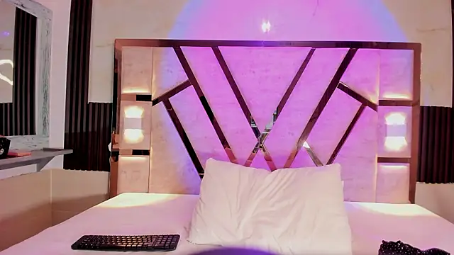 Athenea Mills online show from March 3, 2026, 6:47 pm