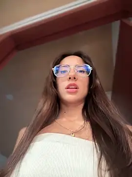 lauravasquez online show from March 9, 2025, 6:00 pm