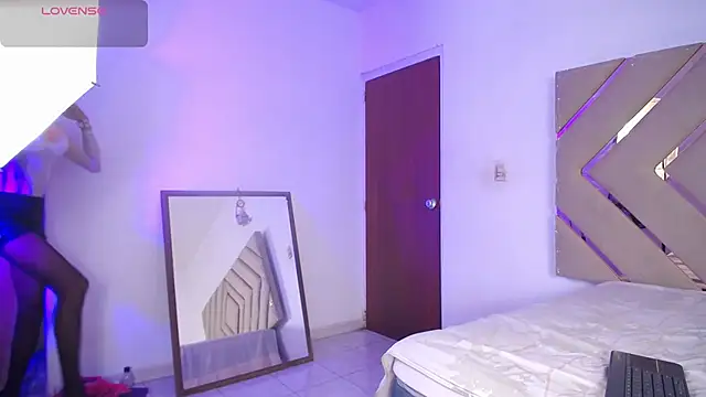 Snapshot of Raven_foxter1 chatting on December 13, 2024, 4:22 am Raven foxter1 online show from December 13, 2024, 4:22 am