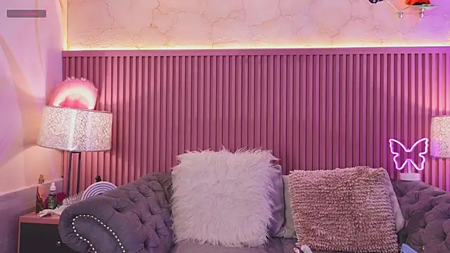 Emiily Scott1 online show from December 9, 2024, 1:02 pm