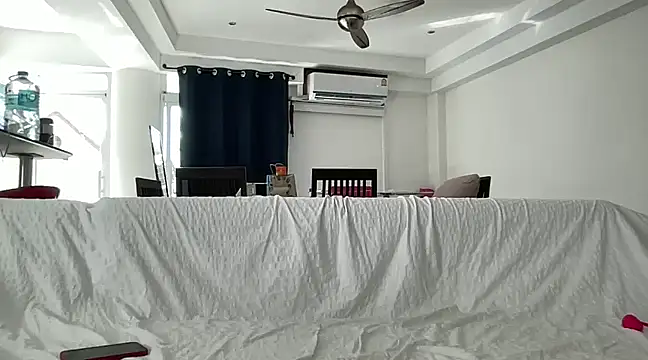 claudiacvc95 online show from February 9, 2025, 8:33 am