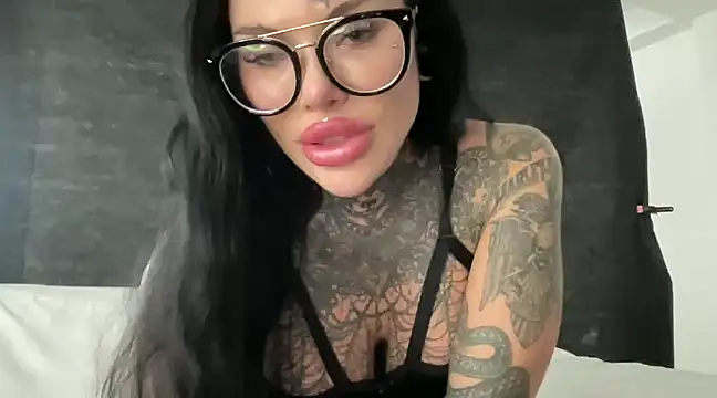 claudiacvc95 online show from March 3, 2025, 8:16 am