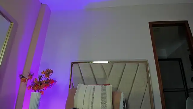 NoraDasilva online show from October 22, 2025, 11:59 pm