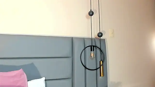 NoraDasilva online show from November 18, 2025, 8:24 pm