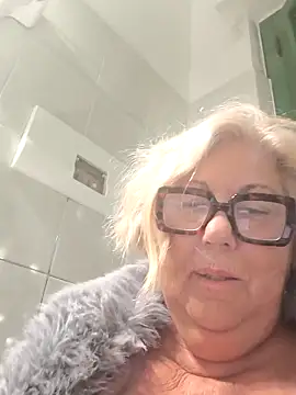 Snapshot of Merilulla chatting on April 19, 2026, 12:43 am Merilulla online show from April 19, 2026, 12:43 am