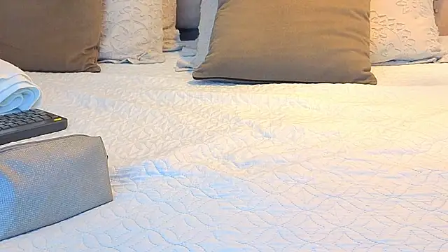 KeryHillson online show from November 6, 2025, 1:12 pm