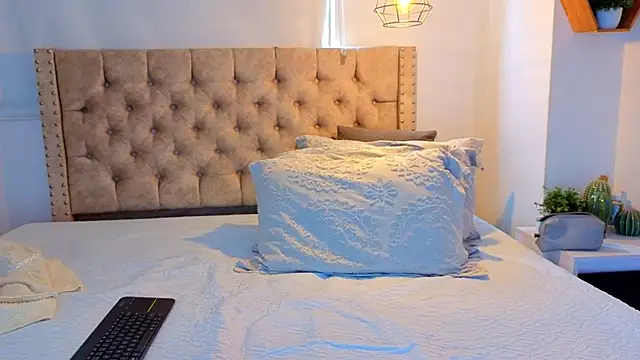 KeryHillson online show from February 20, 2026, 12:49 pm