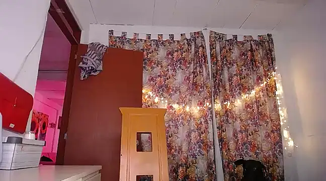 yselahot online show from February 19, 2025, 3:05 pm