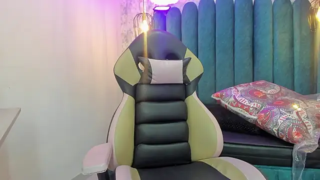 nalalye cruzz  online show from March 18, 2026, 2:26 am