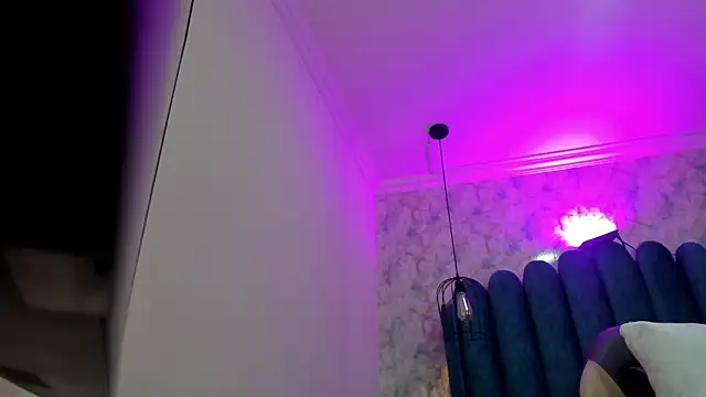 nalalye cruzz  online show from April 11, 2026, 2:27 am