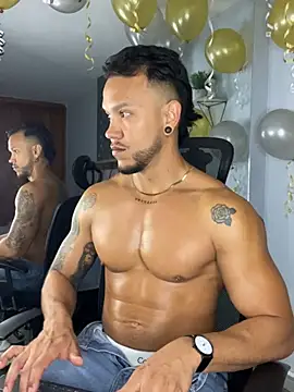 Snapshot of ARON_TAYLER01 chatting on March 2, 2025, 12:43 pm ARON TAYLER01 online show from March 2, 2025, 12:43 pm