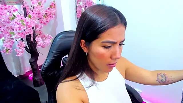 KAROLIVONNE online show from July 15, 2026, 3:28 pm