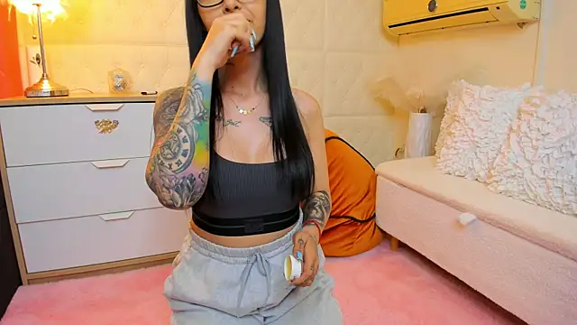 naughtycleo online show from April 17, 2026, 2:36 am