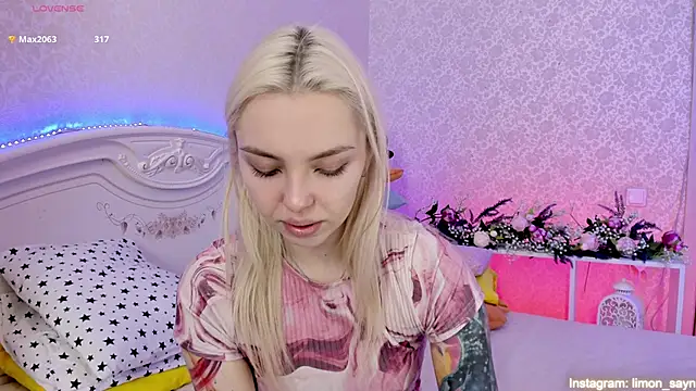 LillyMoure  online show from March 12, 2025, 2:52 am