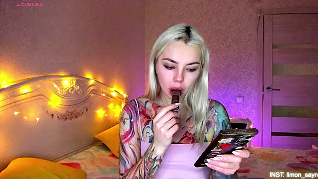 LillyMoure  online show from March 9, 2026, 11:31 pm