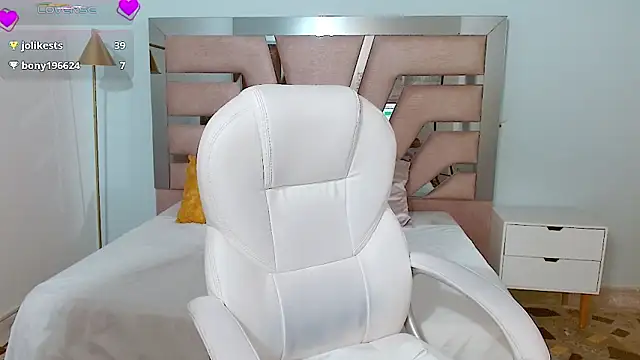 Snapshot of sophia_hadid chatting on December 2, 2024, 8:44 pm sophia hadid online show from December 2, 2024, 8:44 pm