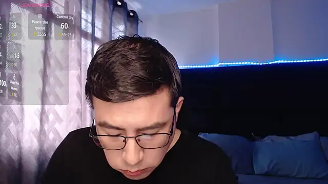 Snapshot of andrewmhilton_ chatting on May 4, 2026, 4:58 pm andrewmhilton online show from May 4, 2026, 4:58 pm